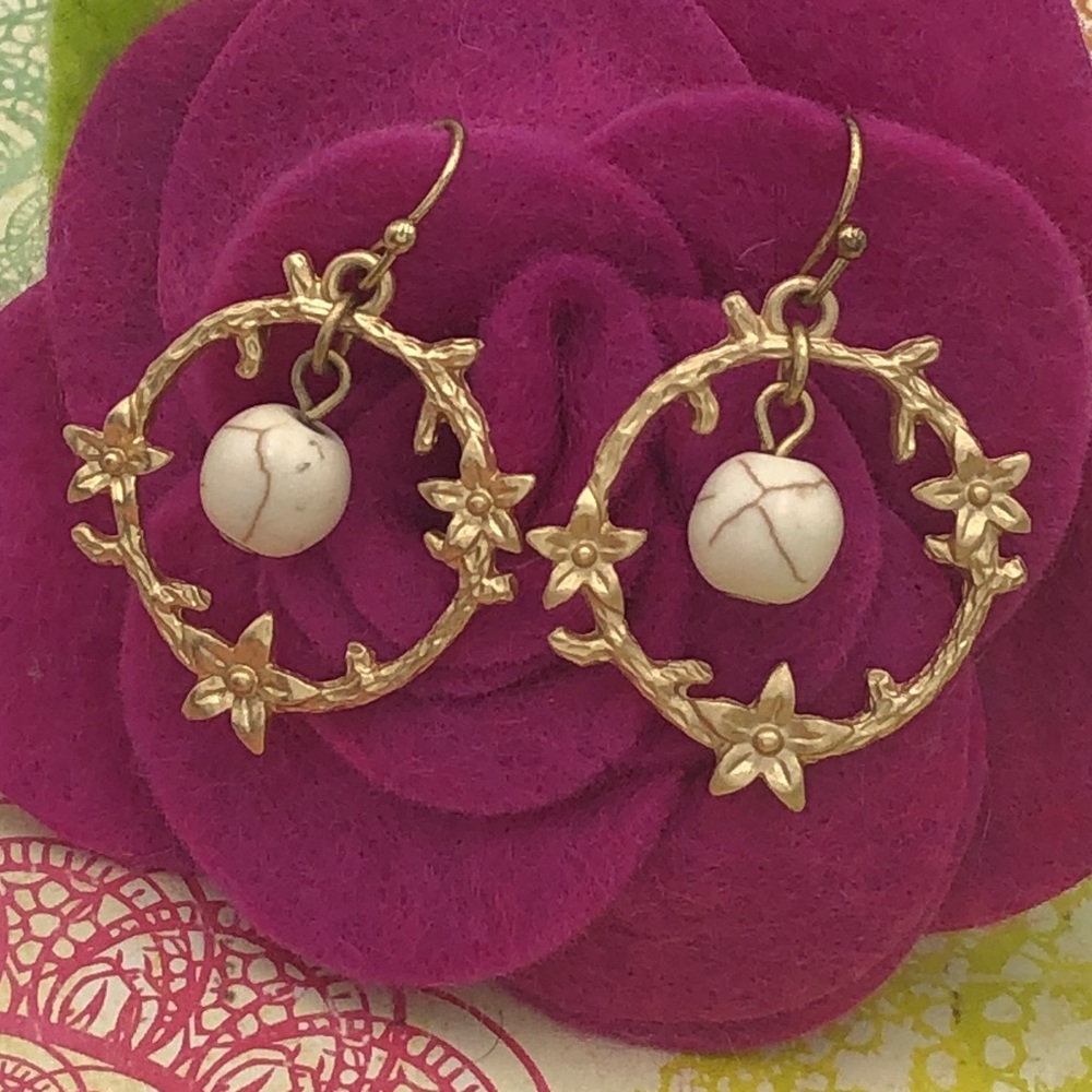 🍀 Ivory Cream Stone Matte Gold Vine Dangle Earrings